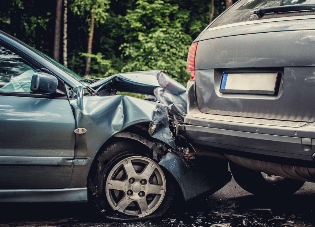 Wypadek na drodze wojewódzkiej między Wierzbicą a Elgnowem – ciężarówka uderzyła w drzewo