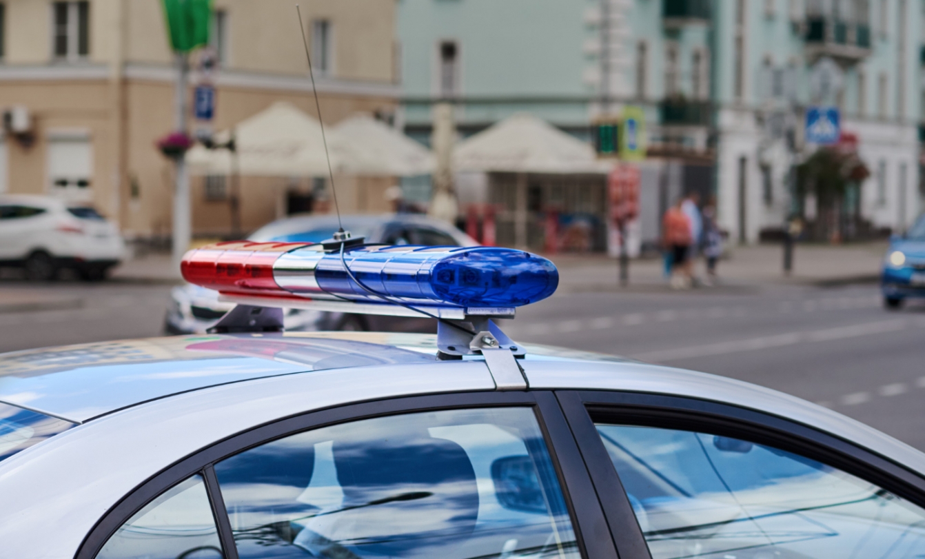 Odpowiedzialność za elektrośmieci: Policja w Ostródzie nałożyła mandat na mężczyznę, który zaśmiecał miasto